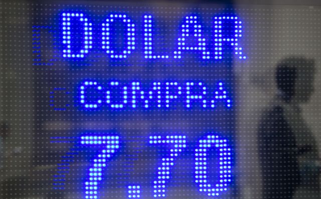 Με αντιφατικές κινήσεις, η Αργεντινή προσπαθεί να γλιτώσει τη νέα κρίση